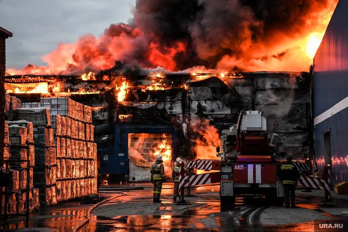 Лимпопо екатеринбург пожар. Пожар фото. Пожар на Эльмаше. Пожар в Екатеринбурге. Пожар на складе.