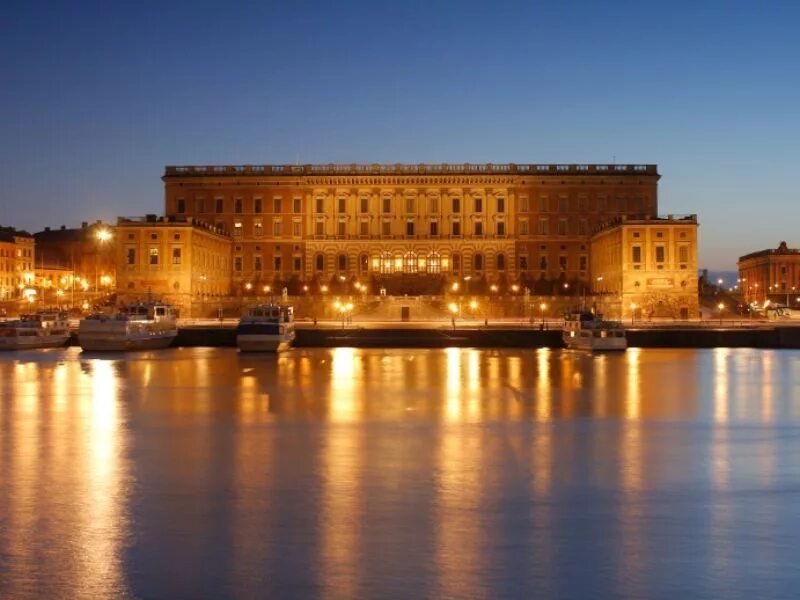 Королевская резиденция дроттнингхольм, швеция. Королевский дворец в стокгольме швеция. Швеция достопримечательности стокгольма королевский дворец. Дворец короля швеции в стокгольме. Королевский дворец в стокгольме фасад.