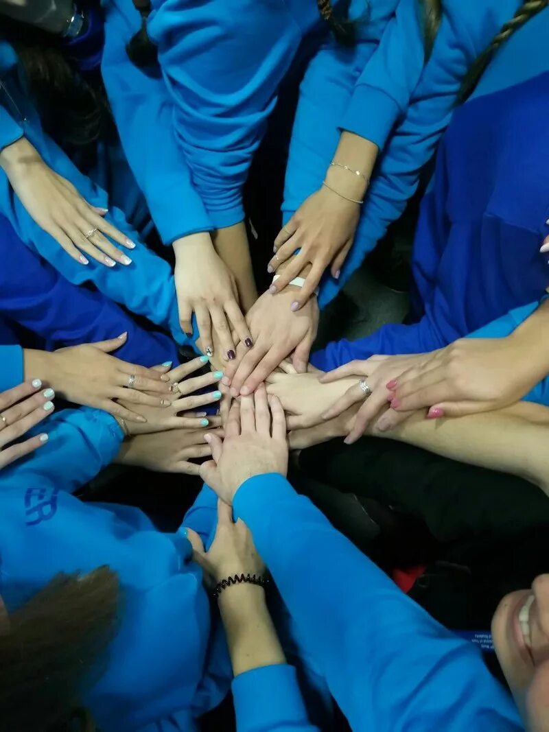 помощь волонтерским организациям. волонтеры руки. фотосессия волонтеров. волонтерство картинки. волонтерство.