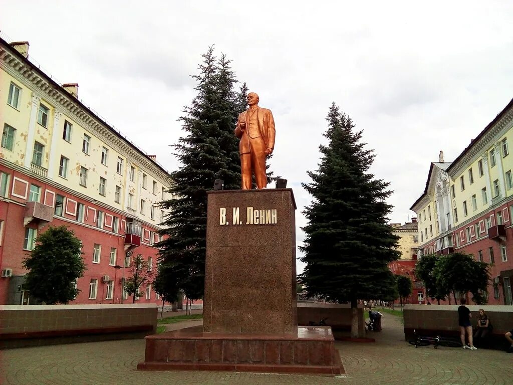 Лес ленин в омской области-. Памятник ленину лесной свердловская область. И. Лесная речка архангельск памятники ленина. Город лесной свердловской области памятник ленину.
