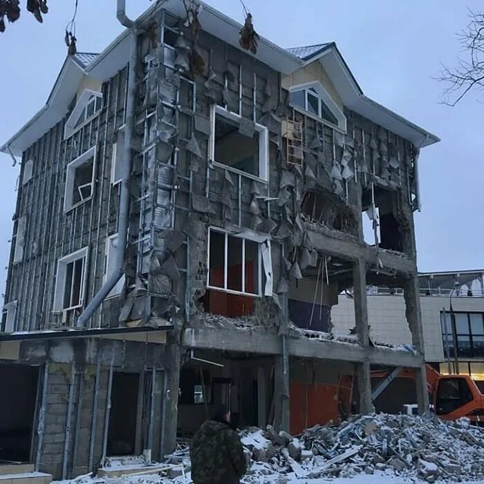 Демонтаж горелого дома. Снос уфа. Затонский мост уфа. Машина для демонтажа зданий. Самострой.