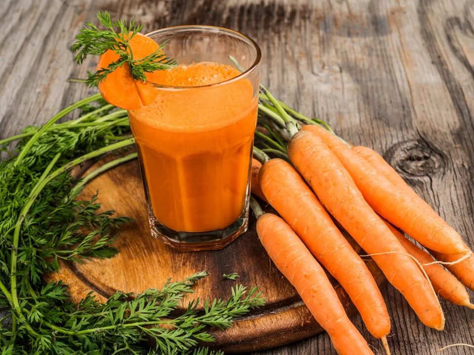 Морковный Фреш. Морковка сок. Свежий морковный сок. Морковный сок натуральный.