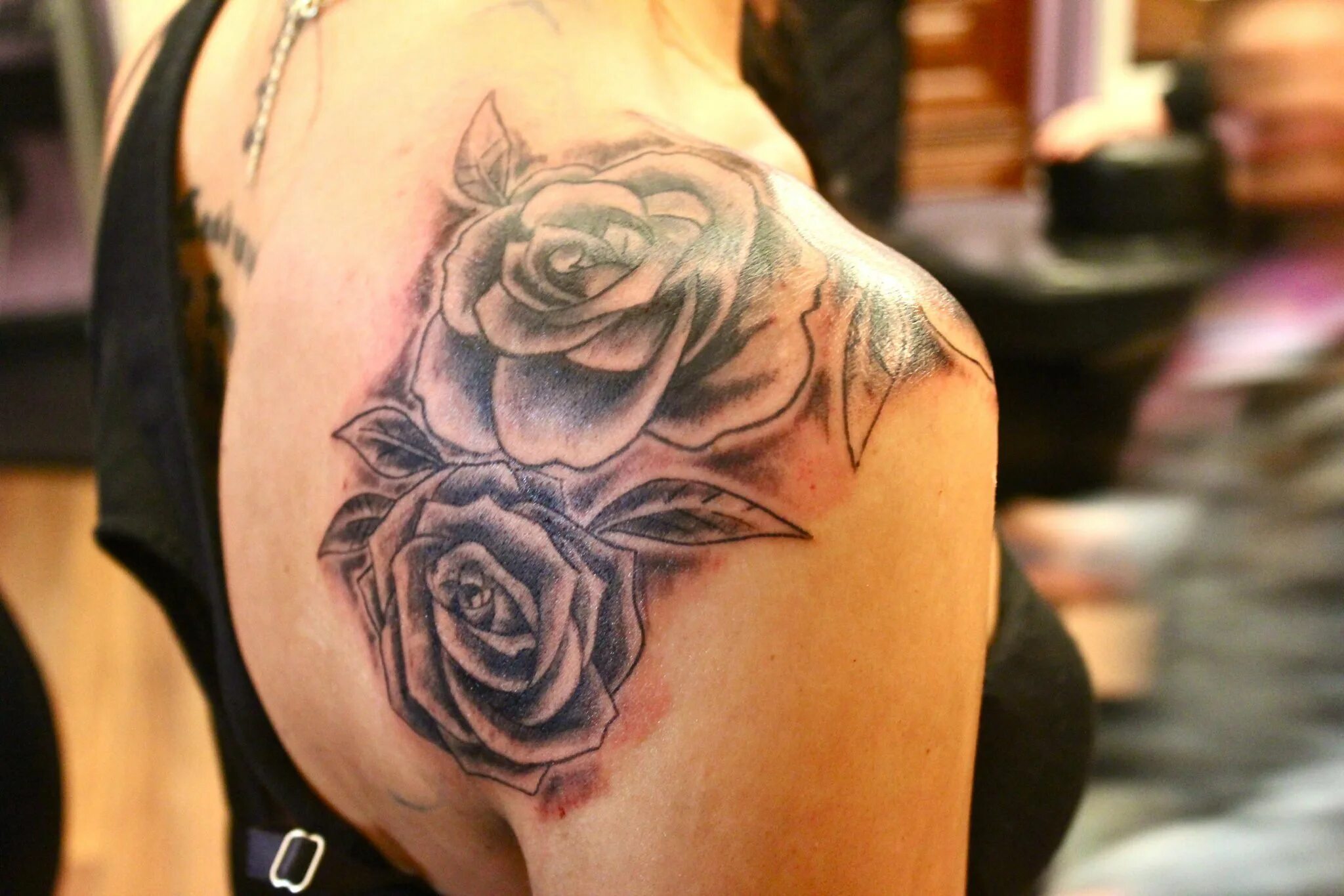 Розочка тату. Татуировка в виде розы. Тату розы на плече.
