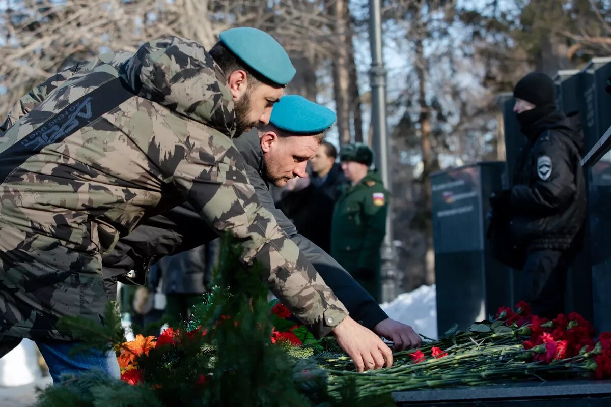 Подвиг солдата россии. Псковский десант 6 рота. Десантники Аргунское ущелье псковские 2000. Память псковские десантники 6 рота Чечня.