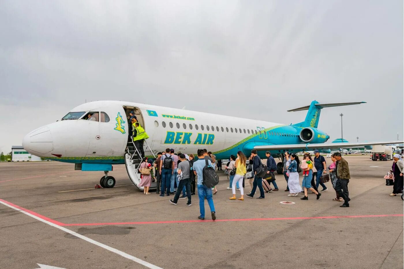 Купить самолет в казахстане. Bek Air авиакомпании Казахстана. Fokker 100 bek Air. Самолет Эйр Астана.