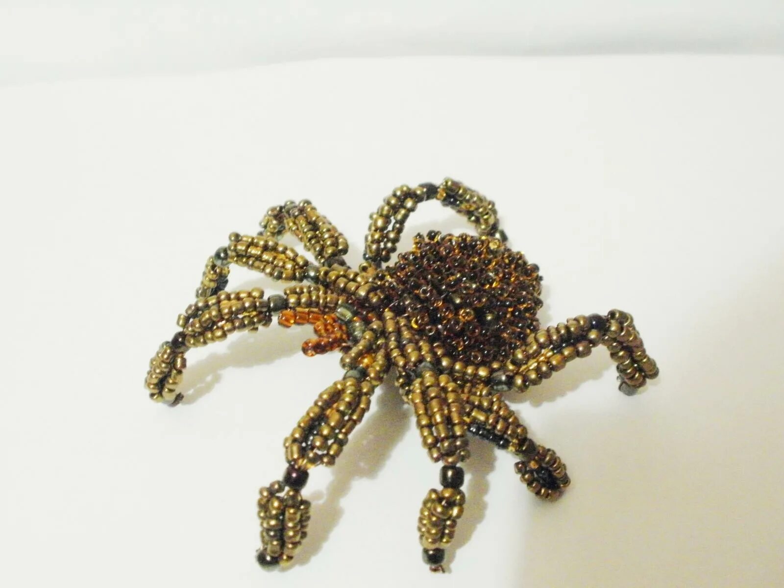 паук из бисера объемный.