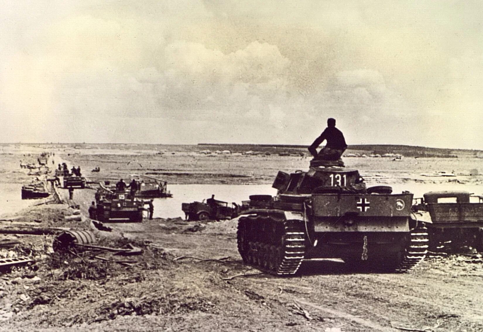 Второй день войны 1941. PZ III 24 Panzer Division. Переправа немцев через Дон 1942. Немецкие танки 1941 -1942. Колонна немецких танков 1942.