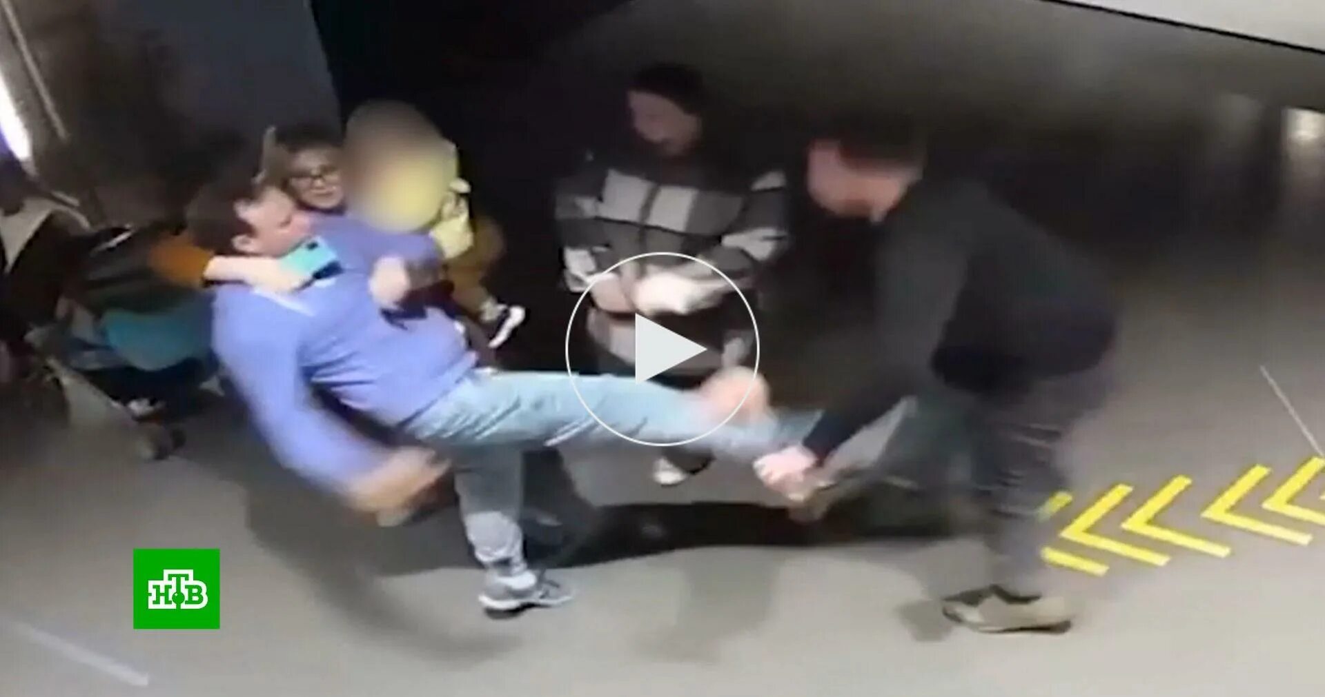 Мужчина избил ребенка на детской площадке. Петербург избил ребенка. Петербург избил ребенка. Петербург избил ребенка. Петербург избил ребенка.