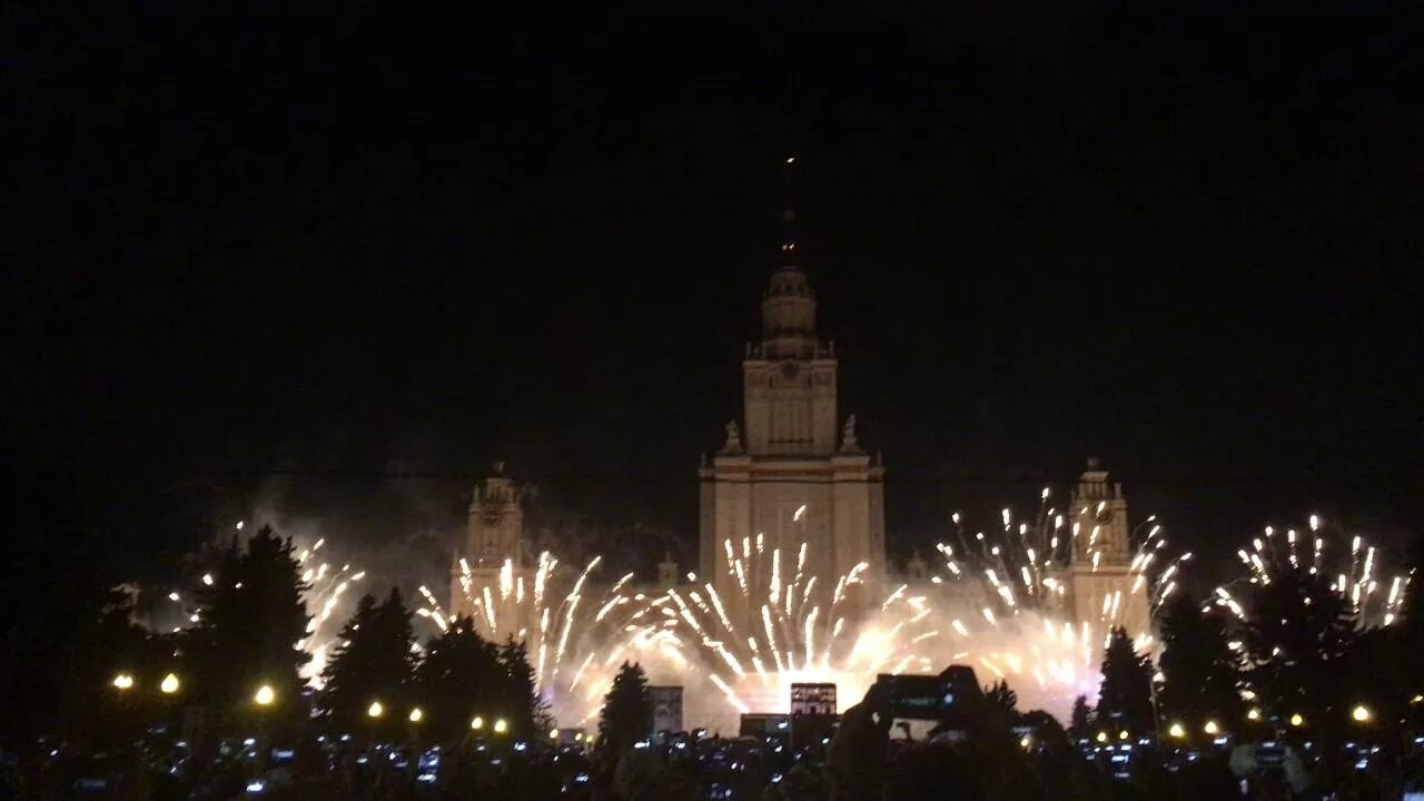 Мгу света. Круг света МГУ. Салют Воробьевы горы МГУ. Смотровая площадка МГУ салюты. Фестиваль круг света МГУ.