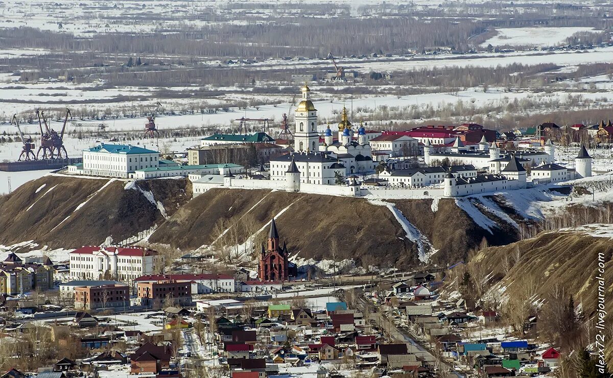 Тобольский Кремль с высоты птичьего полета. Тобольск с высоты птичьего полета. Тобольск горы. Город Тобольск с высоты птичьего полета.