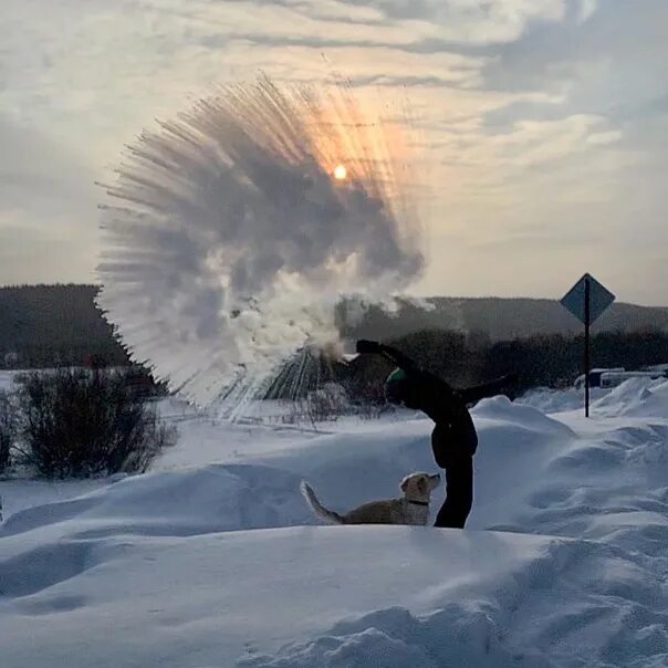 Кипяток на морозе. Якутский фейерверк из кипятка. Фото с кипятком на морозе. Сушка белья на морозе зимой. Ощущается 30