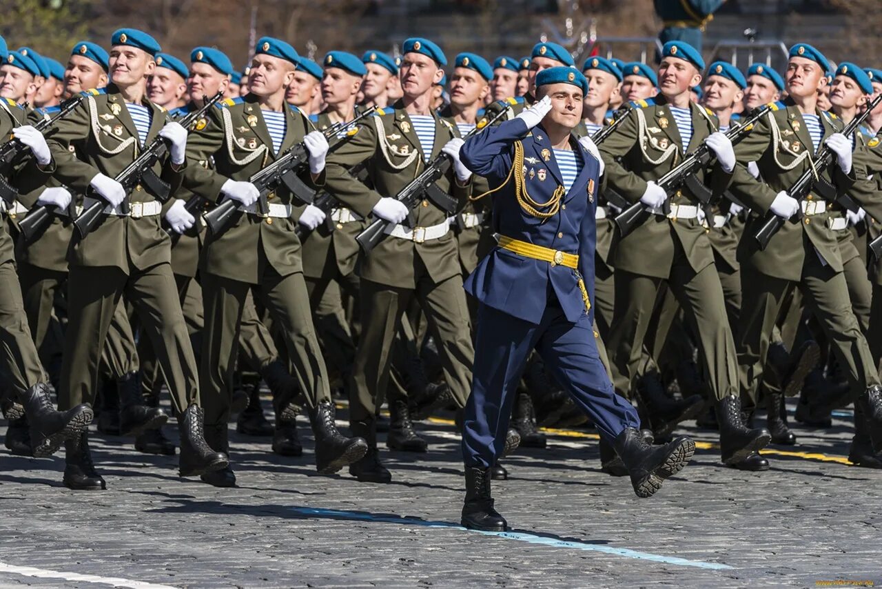 Песня солдаты на парад. Десантники на параде. ВДВ на параде. Десантники на параде Победы. Воздушно-десантные войска парад.