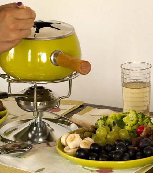 сырное фондю. вино к фондю. ресторан европейской кухни. что макать в сырное фондю. бургундское сырное фондю.