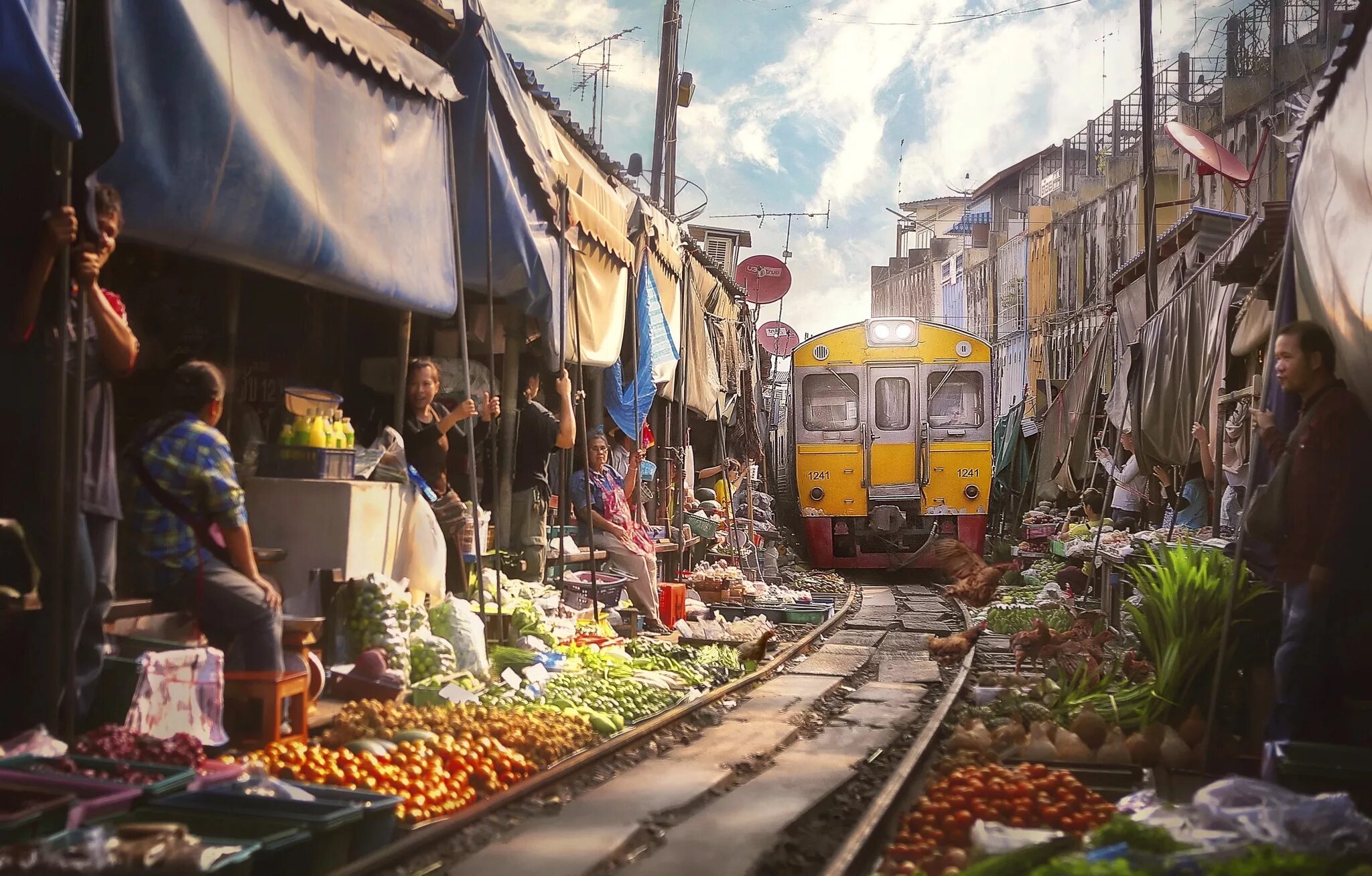 Рынок Меклонг в Таиланде.. Железнодорожный рынок в Таиланде. (Maeklong Railway Market). Рынок на рельсах. Маеклонг рынок на рельсах. Железнодорожный рынок Бангкок.