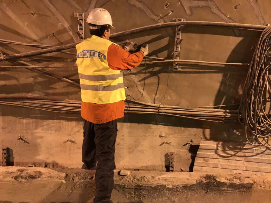 Эскалатор метрострой. Подземные сооружения. Станция каховская бкл тоннель. Маркшейдер в тоннеле. Осмотр тоннелей.