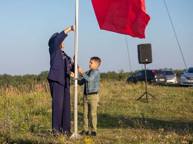 Кто поднял знамя в день освобождения новгорода. Человек поднимает флаг. Мальчик поднимает флаг. В центре Белгорода подняли флаг РДК. Как поднять флаг супер земли.