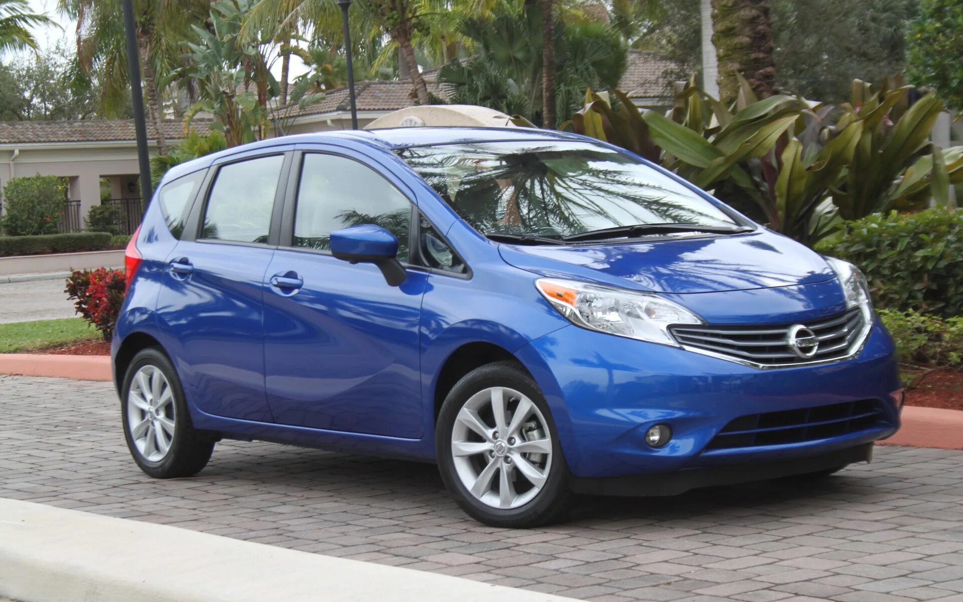 Nissan Versa 2016. Nissan Versa 2023. Nissan Versa Note.