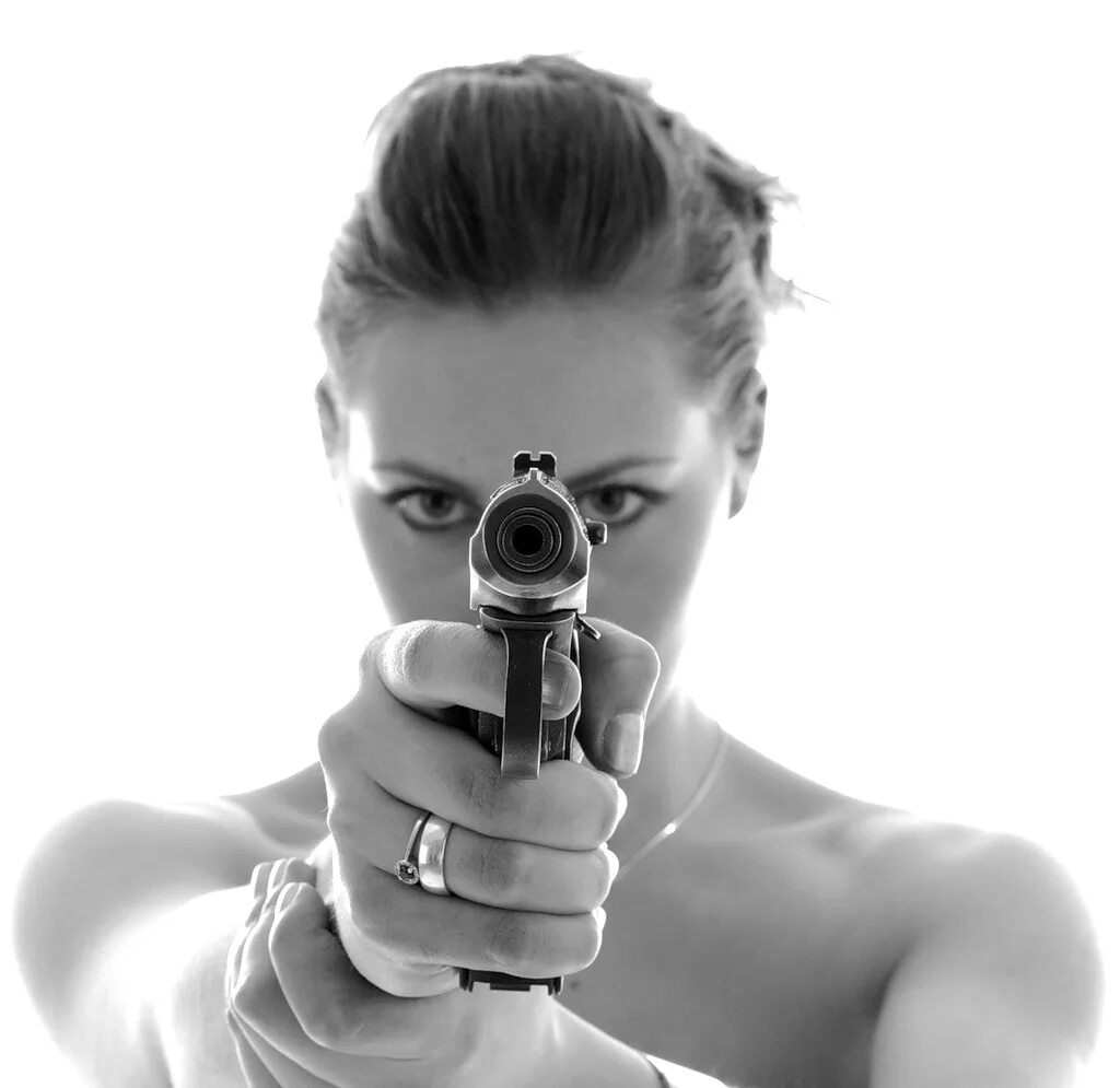 Угрожающий образ. Девушка с пистолетом. Женщина с пистолетом целится. Devushka s pistalyetm. Девушка целится из пистолета.