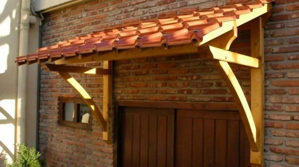 Деревний навеснад крилсом. Деревянный навес над крыльцом. Крыльцо козырек своими руками. Козырёк над крыльцом из поликарбоната. Козырек над дверью.