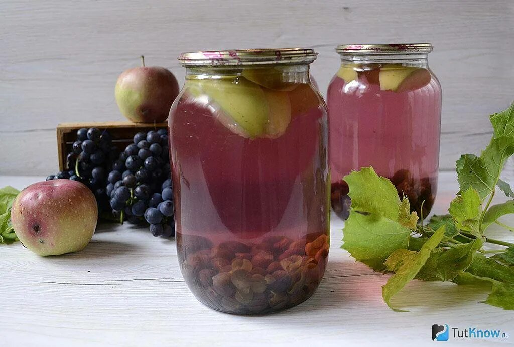 Сок виноградный домашний рецепт. Виноградный компот. Компот из яблок и винограда на зиму. Виноградный компот на зиму. Сок яблочно виноградный на зиму.