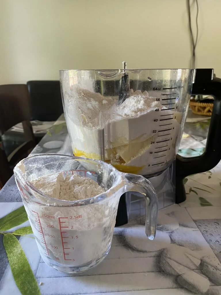 Стакан кефира стакан сахара стакан муки. Полстакана муки. 2,5 Стакана муки. Стакан кефира стакан варенья стакан. Пол стакана муки.