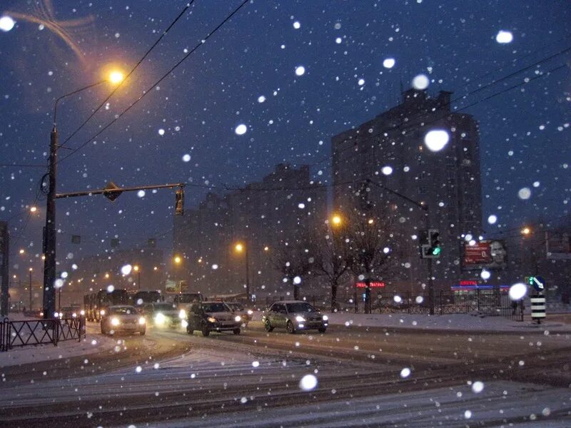 Вечерний снегопад в городе. Снег ночью в городе. Снегопад ночью в городе. Город зимой ночью. На город вечер упадет