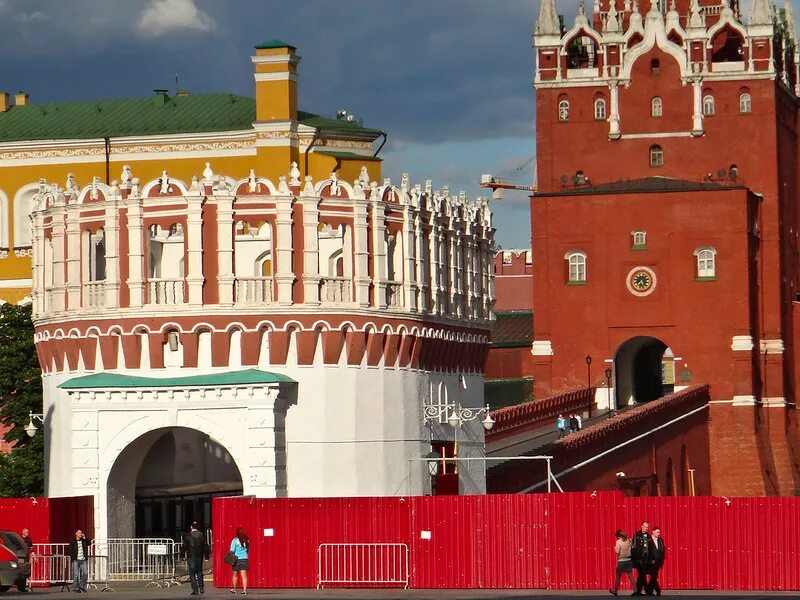 Башни дворцы. Мансанарес замок в испании. Средневековый замок в испании. Башни дворцы. Средневековая башня.