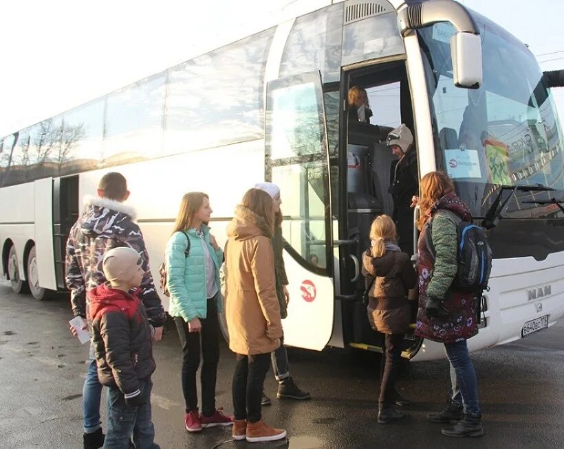 Высадка из автобуса. Ребенка высадили из автобуса. Автобус для детей. Дети безбилетники в автобусе. Высадка детей из общественного транспорта.