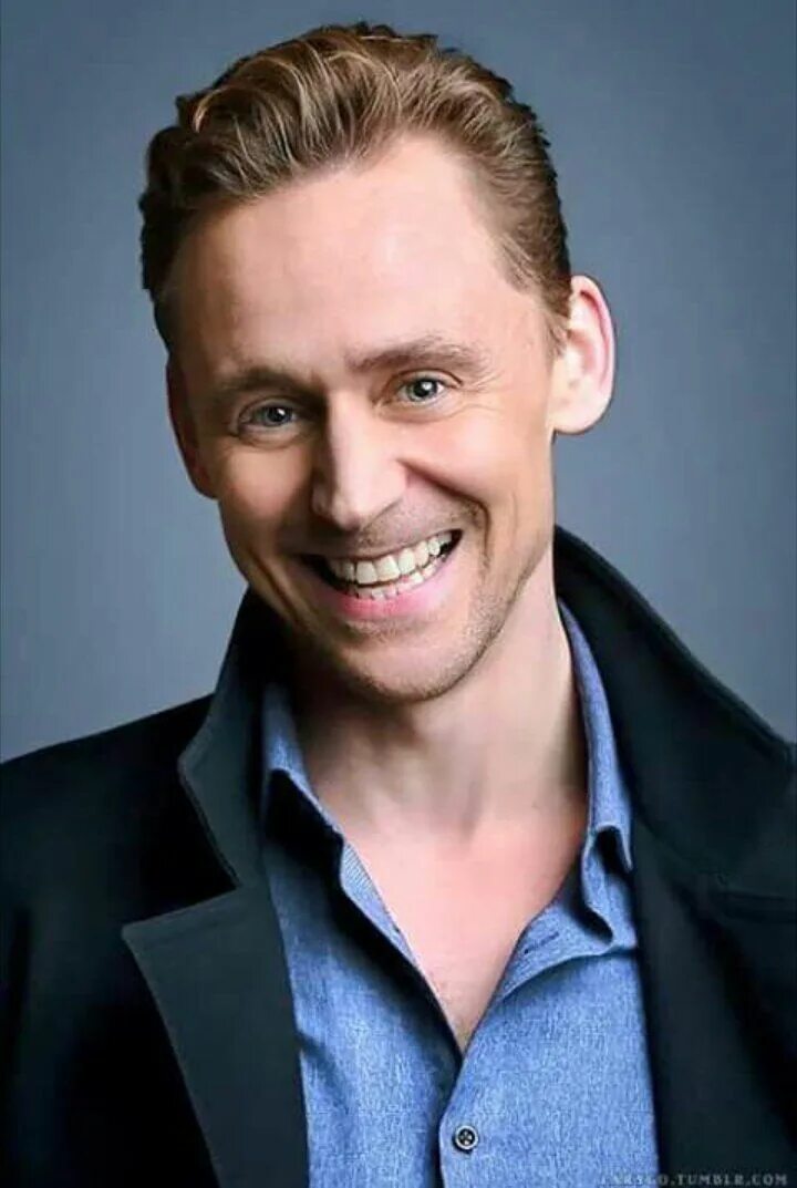 Актер играющий локи. Том хиддлстон локи. Актер том хиддлстон. Локи актер. Томас хиддлстон локи.