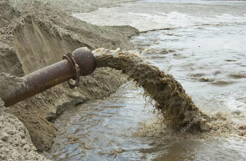 Канализация и сточные воды. Грязная вода из трубы. Сточные воды из канализации. Труба с загрязненной водой.