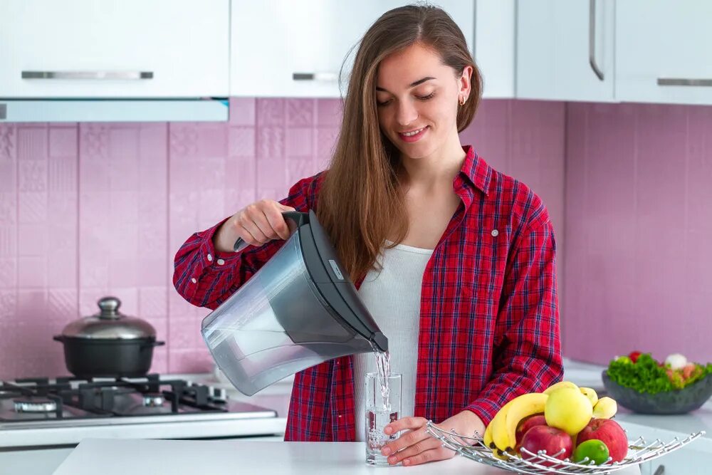 Почему нет воды на кухне. Девушка наливает воду. Девушка на кухне вода. Девушка пьет воду на кухне. Девушка наливает воду на кухне.