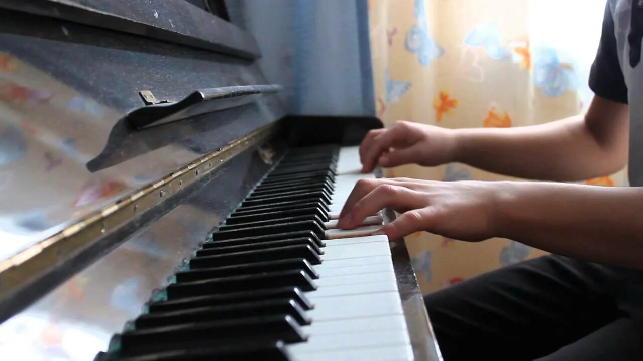 Игра на фортепиано. Видеоуроки игры на фортепиано. Фортепиано бабочка. Школа игры на пианино. Пианино где можно играть