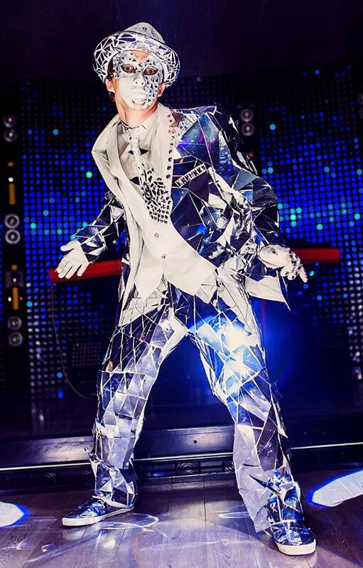 Зеркальный человек ларс. Мужской костюм из зеркала. Разрушитель фильм 1993 обложка. Зеркальные люди на мероприятие. Зеркальные костюмы шоу.