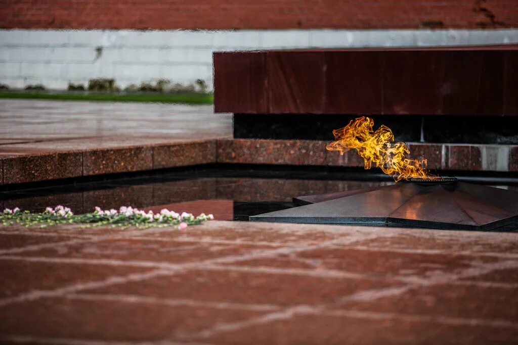 мемориал могила неизвестного солдата в александровском саду. вечный огонь москва. вечный огонь александровский. вечный огонь в александровском саду. вечный огонь александровский.