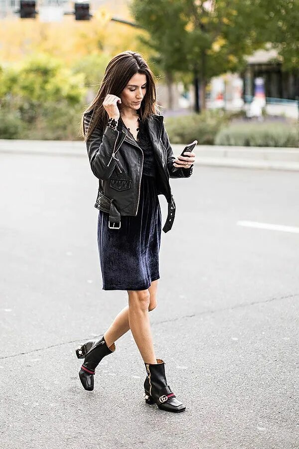 Ботильоны с вечерним платьем. Черное платье с ботильонами. Платье с кожаной курткой. Платье с ботинками. Черное платье с ботильонами.