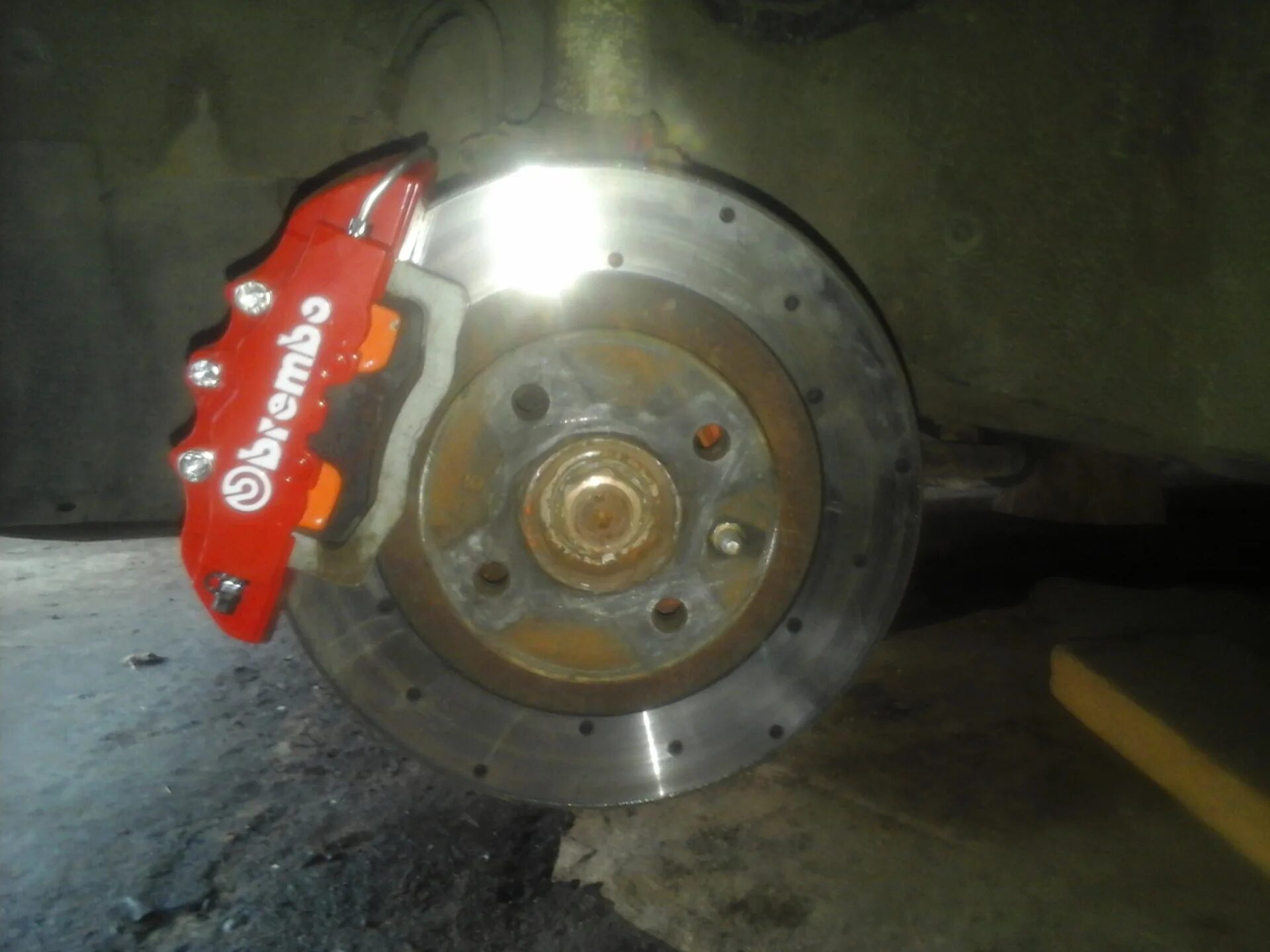 Суппорта на приора. Суппорт brembo на ваз 2110. приора с накладками брембо. накладка брембо на суппорта приора. суппорт приора 2.