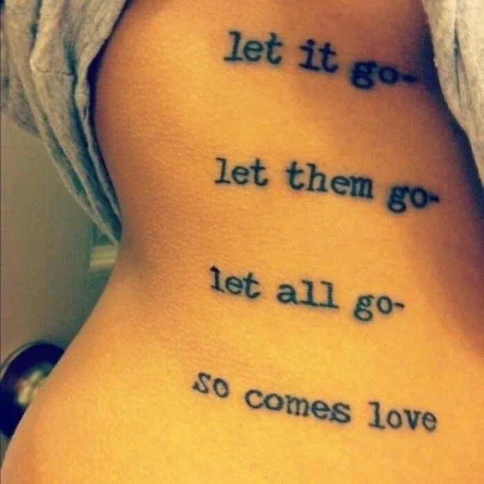 Love comes and goes. Тату надписи. Татуировки надписи на английском. Фразы для тату. Татуировки надписи со смыслом.