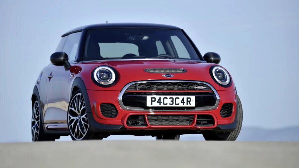Мини купер красный с белыми полосками. Mini r56 jcw. Mini cooper спортивный. Mini cooper coupe. Mini cooper sport.