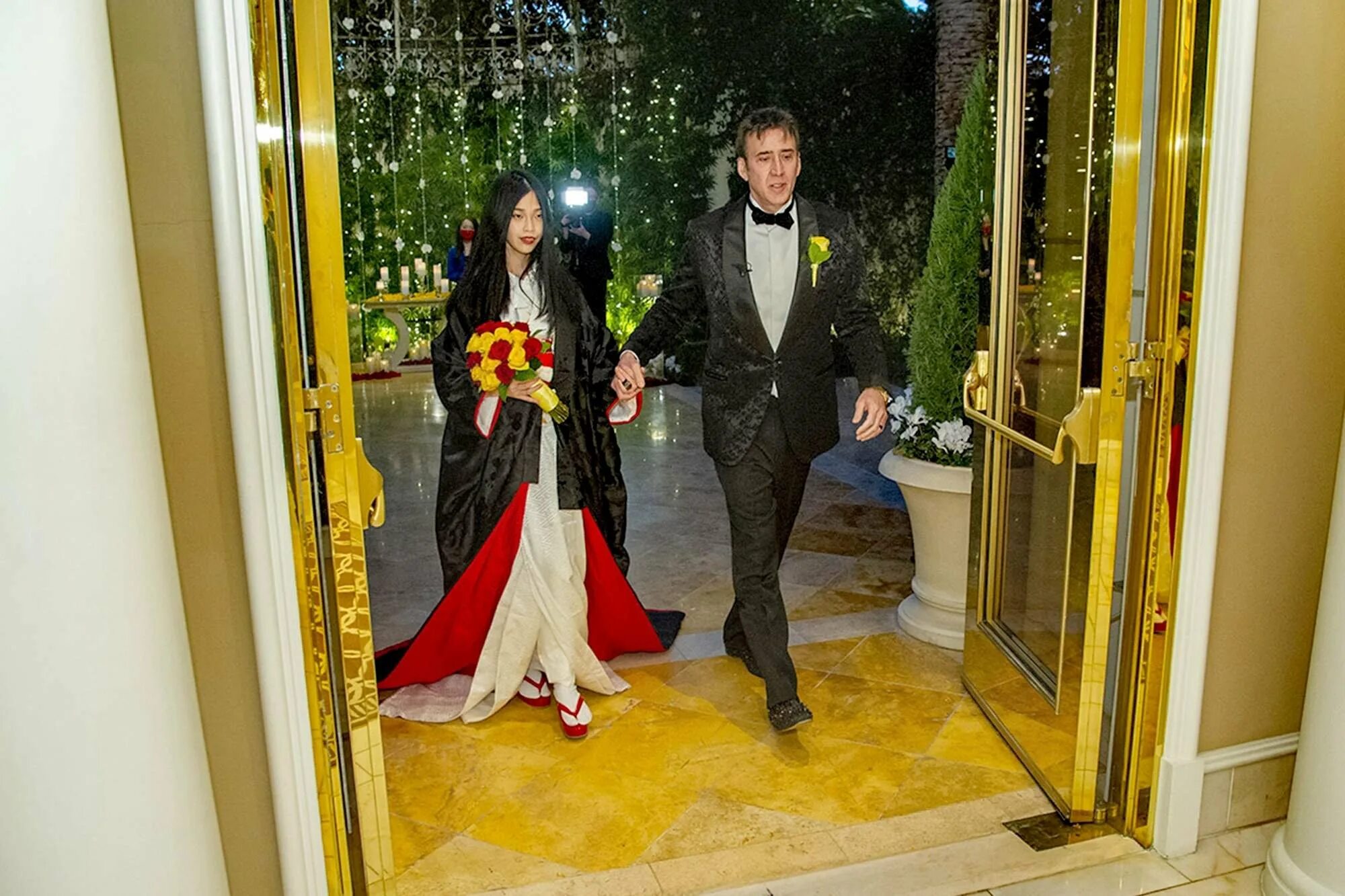 Николас Кейдж свадьба 2021. Рико Сибата и Николас Кейдж свадьба. Японка Рико Шибата. Николас Кейдж с женой 2021.