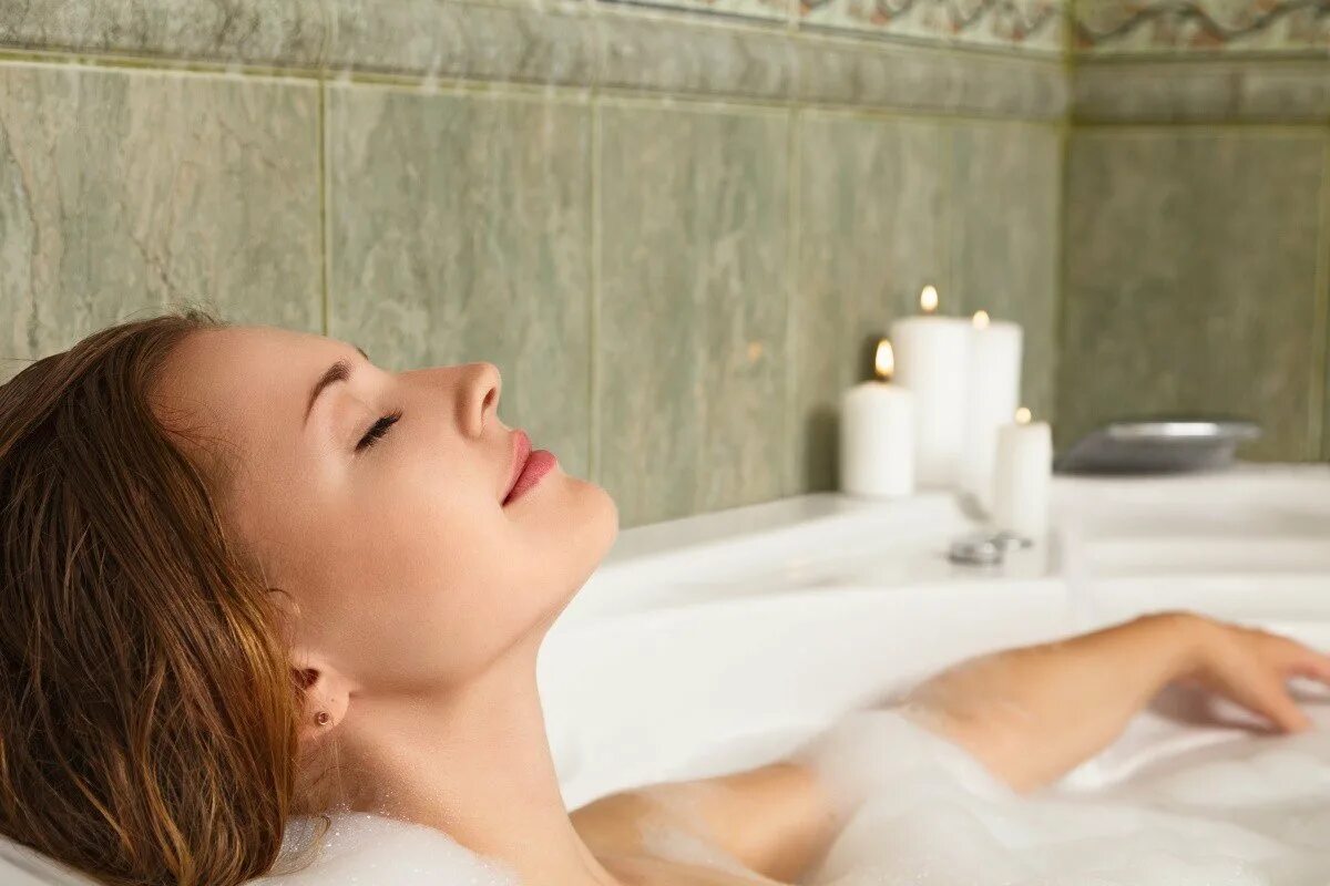 Расслабление в ванной. Женщина в ванной. Ванна для релаксации. Красивая женщина в ванной. При цистите можно греться в ванной