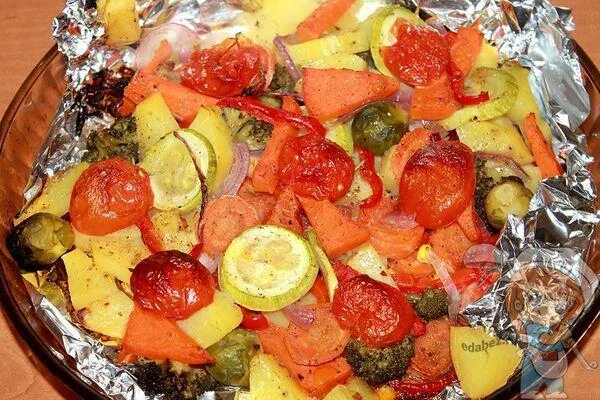 Как запекать овощи в фольге. Рыба с овощами в фольге. Овощи в фольге. Овощи в фольге. Горбуша в фольге с овощами.