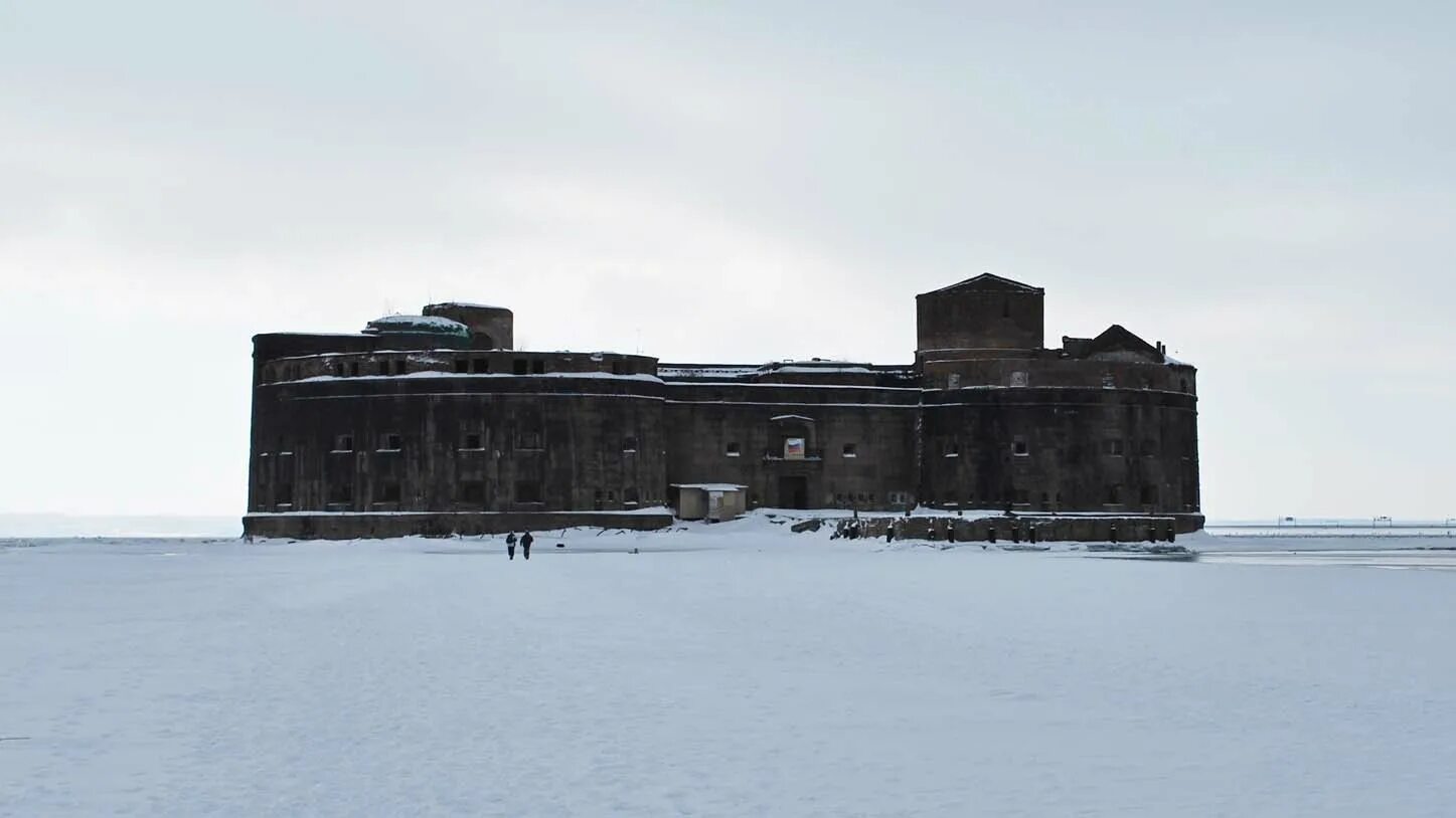 вход в форт ротулор. форт милютин в кронштадте. форт 7 владивосток экскурсии. санкт петербург кронштадт форт милютин. денхофф форт номер 11 герб.