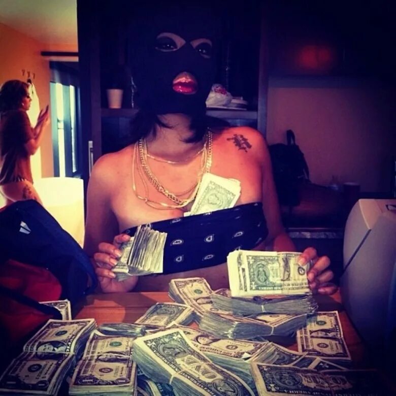 Люблю деньги. Деньги гангста. Деньги суки. Женщина с кучей денег. Деньги суки.