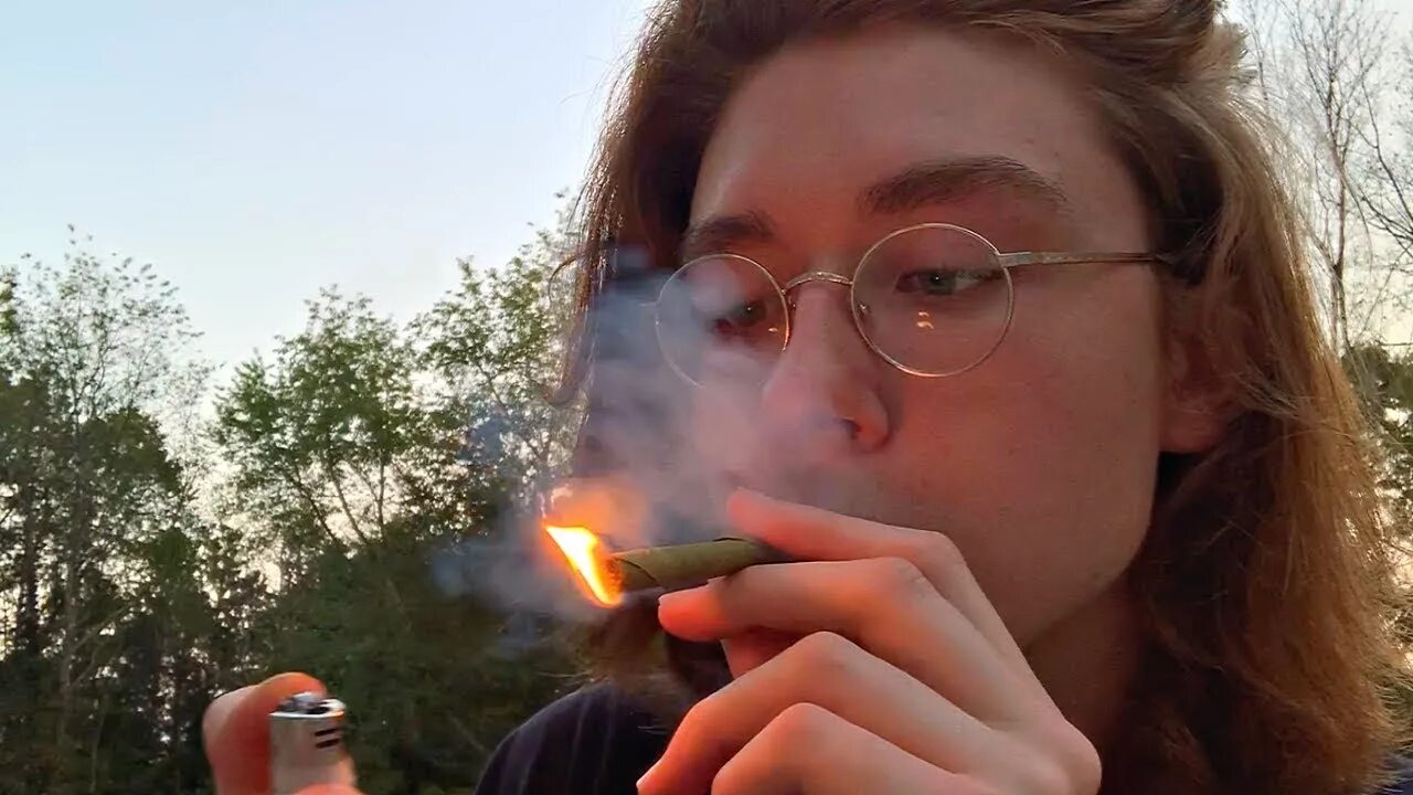 Smoke blunt. Блант smoke. платина курит блант. jacko smoking blunt. джимба курит блант.