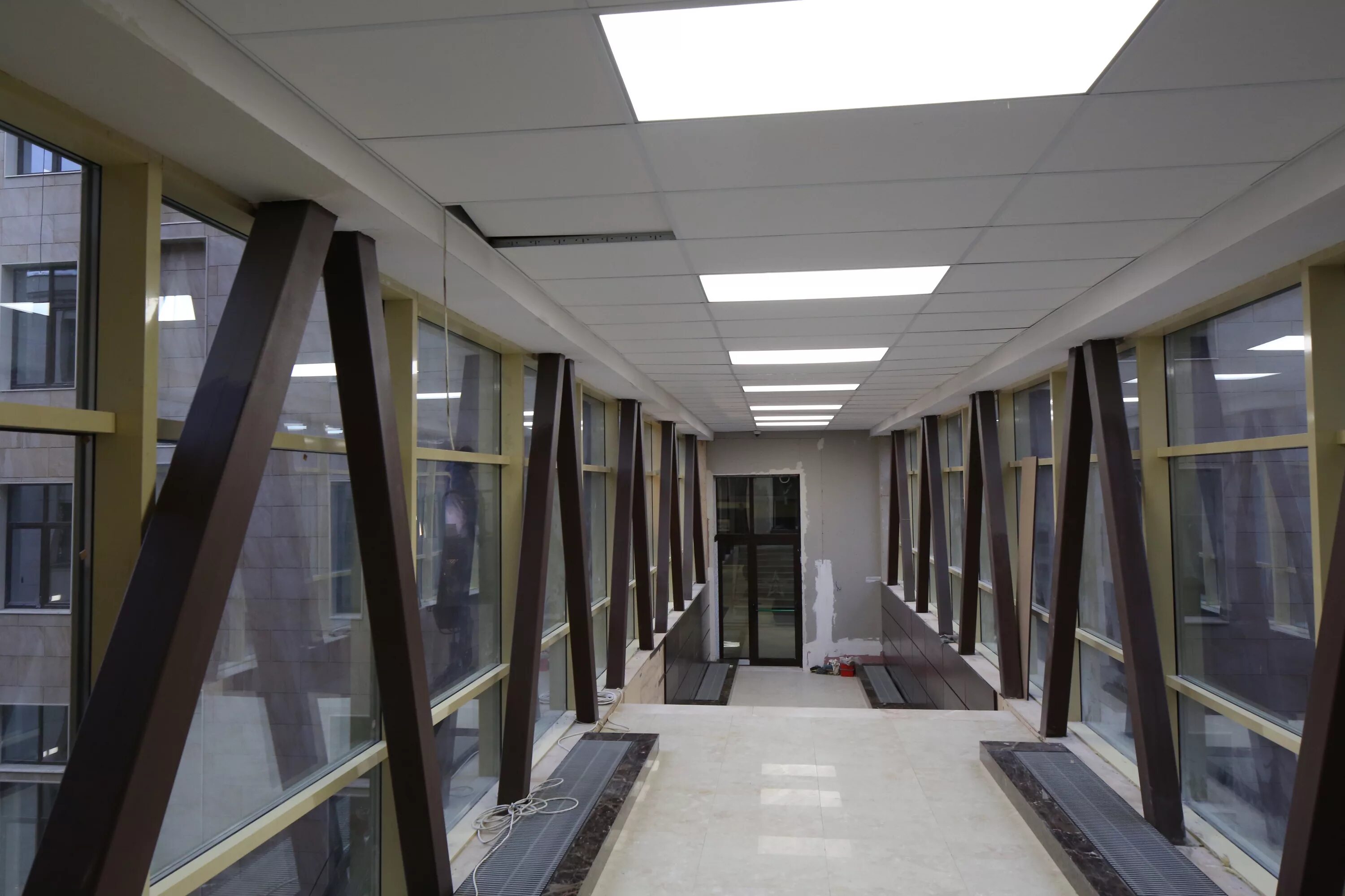 крытый переход между корпусами клиники 7. переход между корпусами. крытый переход между корпусами в больнице. кгу переходы между корпусами. крытые пешеходные мосты.