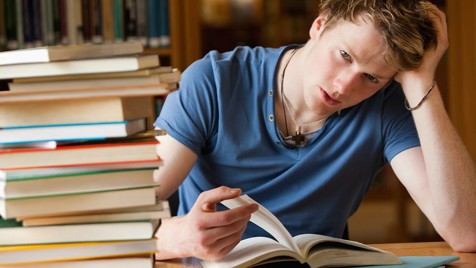 Человек не хочет учиться. Подросток с книгой. Подростки учеба. Книга человек. Студент над учебниками.
