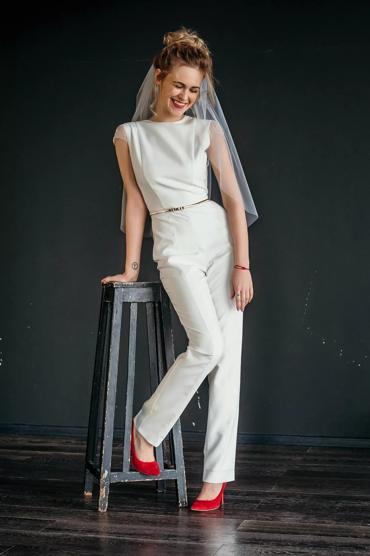 Свадебный брючный костюм для невесты 2022. Женский свадебныйбрючной костюм. Свадебный женский брючный костюм для невесты. Свадебный женский брючный костюм для невесты. Свадебный женский брючный костюм для невесты.