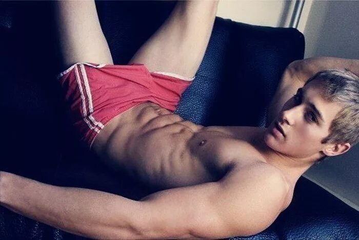 Красивые парни с эрекцией. Франциско лачовски фотомодель. Парень 18. Guys in boxers. Твинк парень.