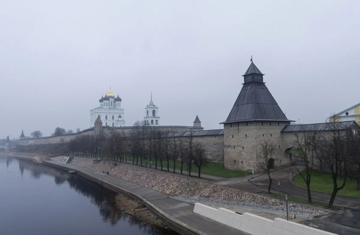 Кремлевская 40. Кремль в Пскове. Вид на кром с р. Пскова. Псков Кремль мосты. Псковский Кремль вид с моста. Псковский Кремль вид с Ольгинского моста.