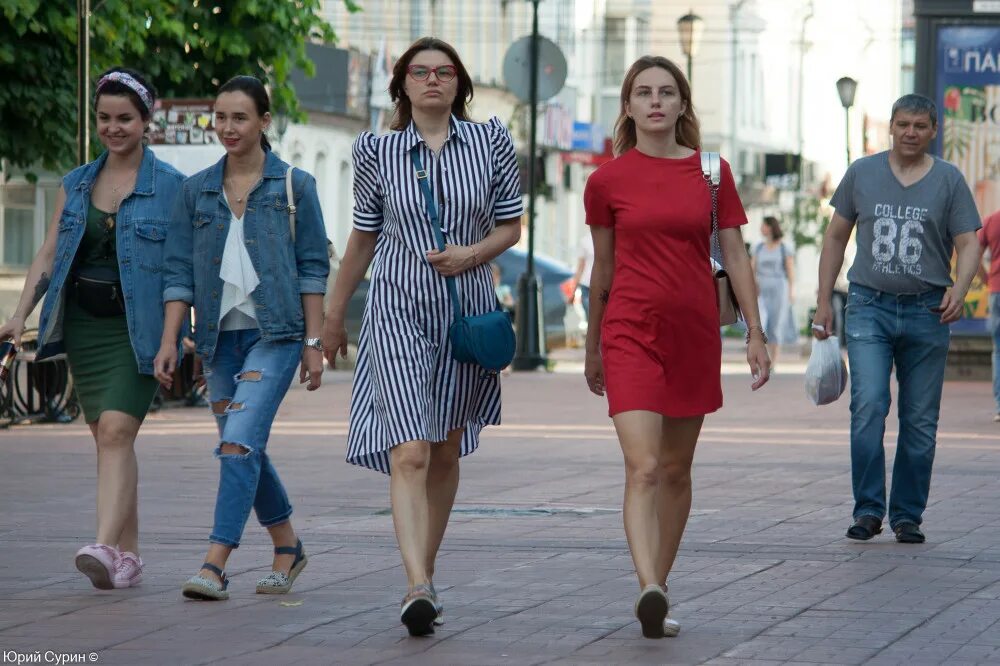 дамы разведенки. зрелая богатая. футболка без мужиков мем. без мужчин женщины москвы. люди на улице города.